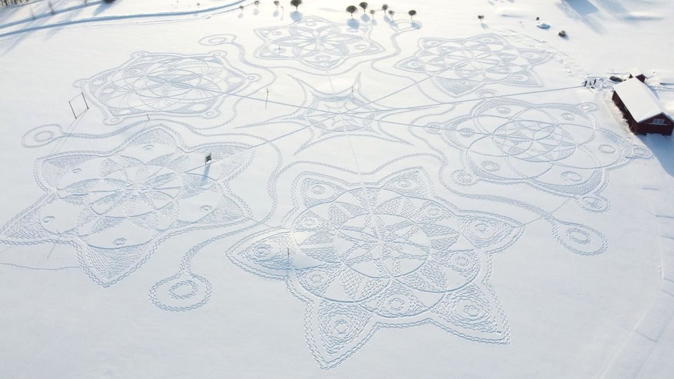 A bird's-eye view of the snow art created by Janne Pyykkö