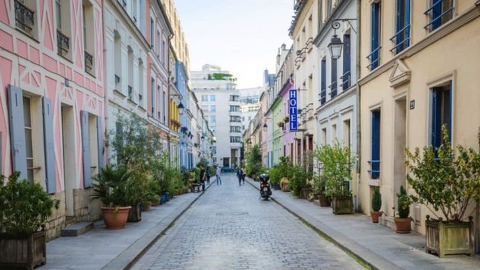 Rue Cremieux menjaid tempat tujuan orang-orang yang menginginkan foto sempurna Instagram.