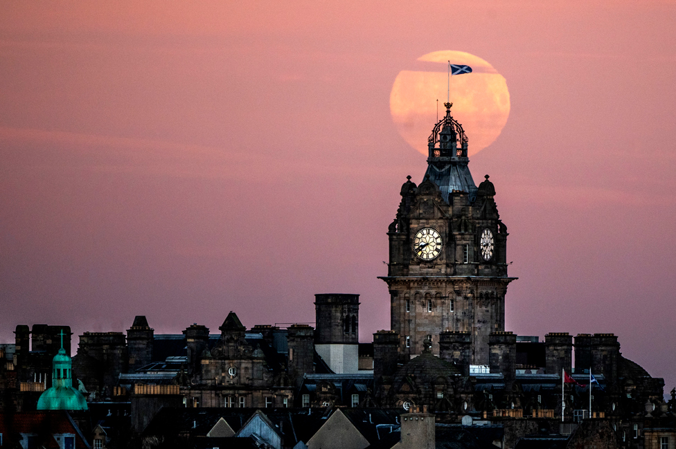 Edinburgh'da Balmoral Saati'nin arkasından ay batışı