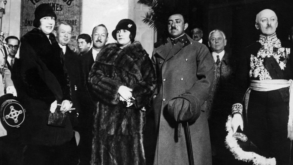 La reina Soraya junto a su esposo en una visita oficial en París.