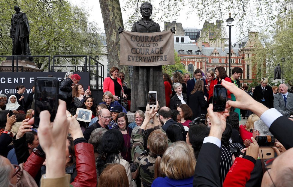 在倫敦市中心的議會廣場上，女權活動人士米利琴特·費塞特（Millicent Fawcett）的雕像揭幕。