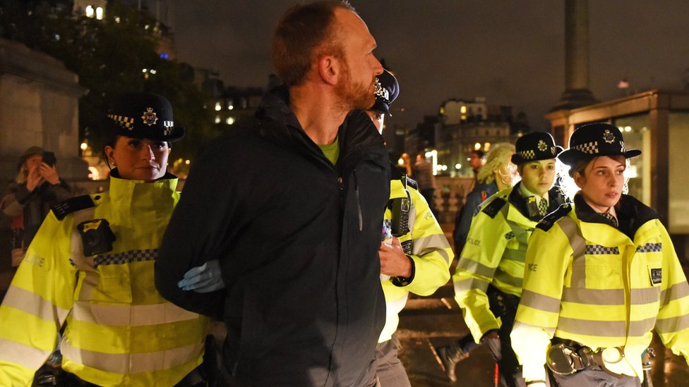 Policija uklanja demonstrante Protiv izumiranja sa Trafalgar skvera u centru Londonu