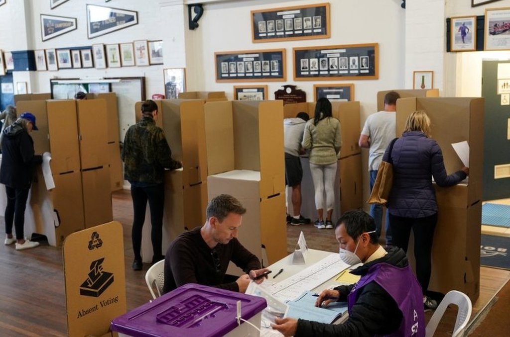 5月21日，一些選民在悉尼邦迪海灘投票站投票