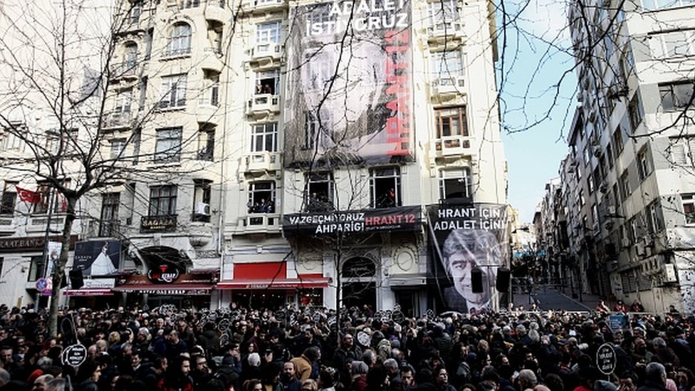 Her yıl 19 Ocak'ta Şişli'deki Agos Gazetesi önünde anma töreni düzenleniyor