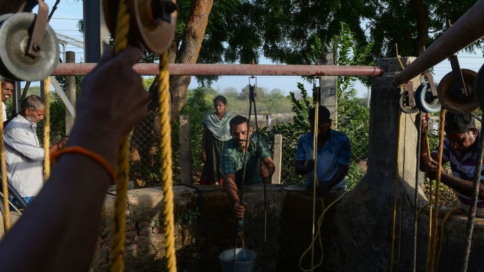 На этой фотографии, сделанной 20 июня 2019 года, жители Индии набирают воду из колодца в Ченнаи после того, как городские водохранилища иссякли.