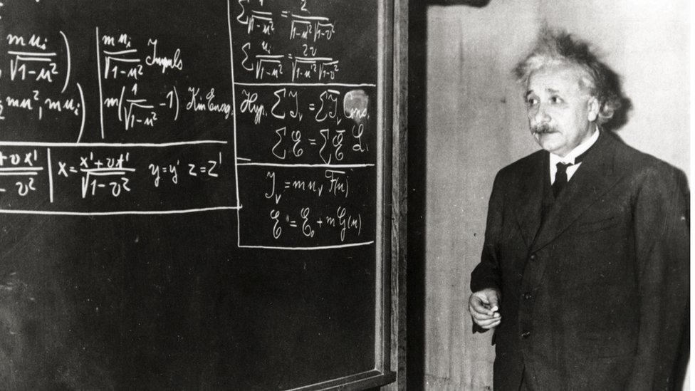 Albert Einstein desarrollando sus teorías en una pizarra