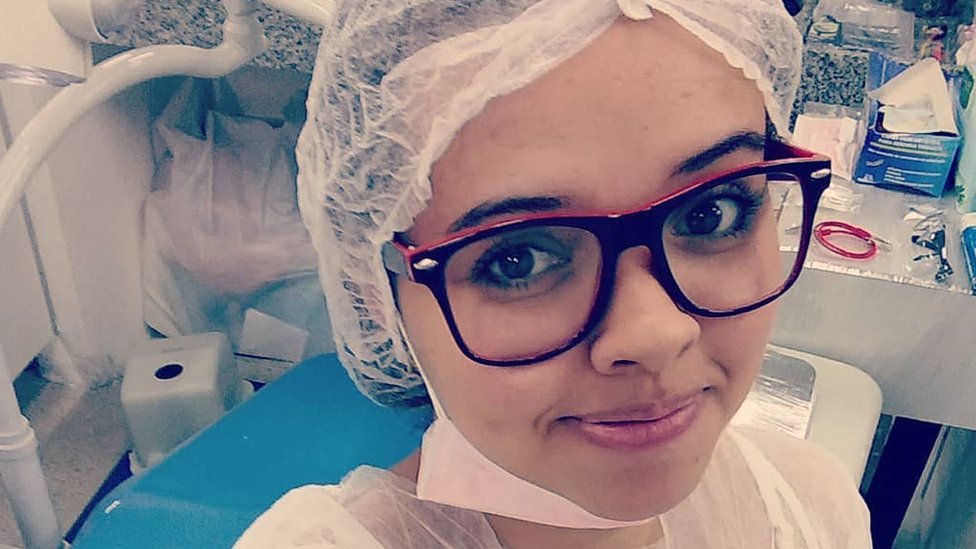 Marianna Rodrigues Marcelo vestindo touca e roupas de proteção durante um estágio em odontologia na faculdade