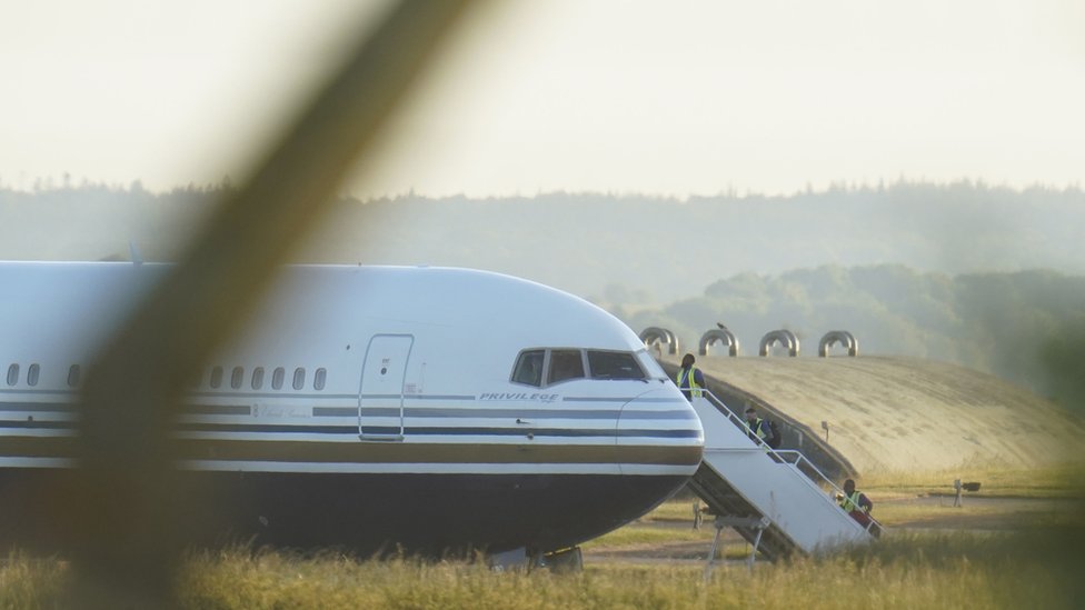 Un avión Boeing 767 que se cree que es el avión que llevará a los solicitantes de asilo del Reino Unido a Ruanda.