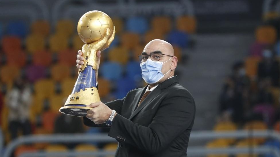 محمد نصر رئيس الاتحاد المصري لكرة اليد حاملا كأس مونديال اليد المقام في مصر