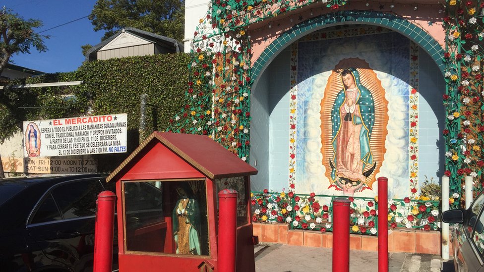 El Mercadito del Este tiene un pequeño altar y una imagen religiosa en pleno estacionamiento. (Foto: Beatriz Díez) Imagen en El Mercadito del Este en Los Ángeles (Foto: Beatriz Díez)
