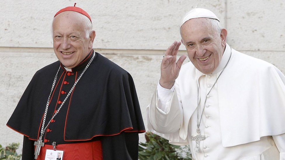 El cardenal Ricardo Ezzati junto al papa Francisco en una foto de octubre de 2015.