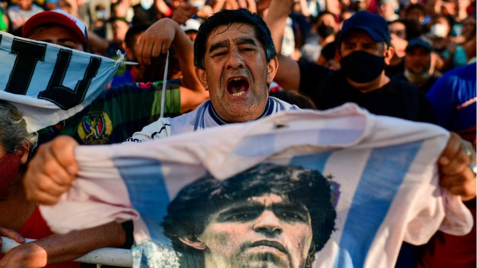 Seguidores de Diego Maradona fuera de la morgue en Buenos Aires.