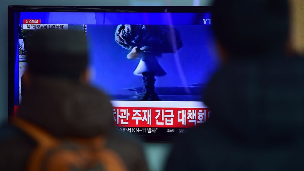 Жители Сеула смотрят репортаж о первом испытании водородной бомбы в Северной Корее