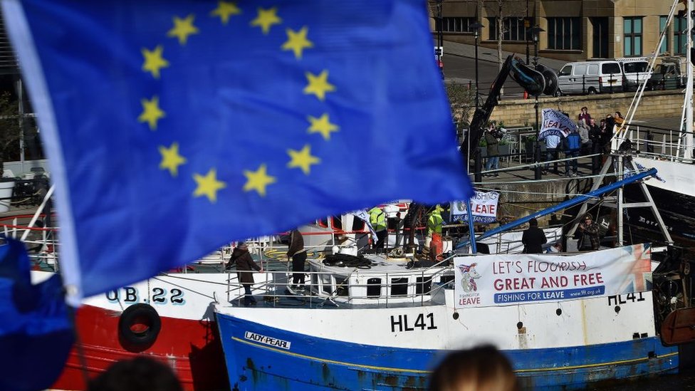 Bandera UE barco.