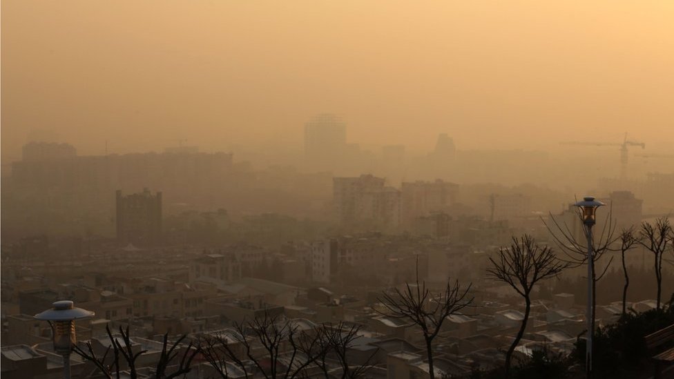 O sol se põe sobre a capital iraniana, Teerã, enquanto altos níveis de poluição do ar cobrem a cidade em 13 de janeiro de 2021