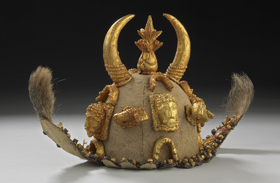 Ceremonijalna kapa denkjemke ukradena je u 19. veku iz kraljevstva Asanti