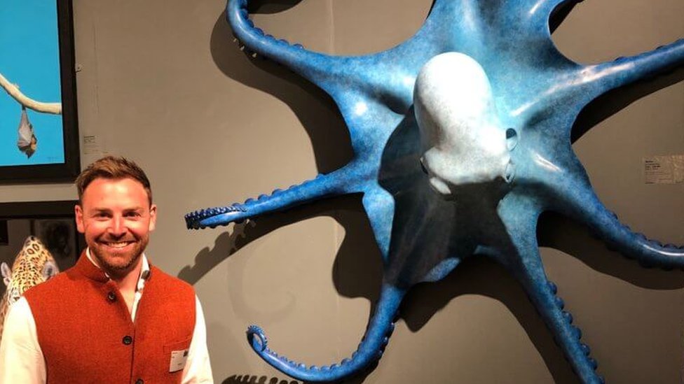 Стивен Рью со своей победившей скульптурой осьминога