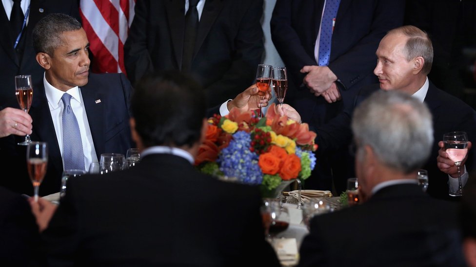 Президент США Барак Обама (слева) и президент России Владимир Путин (справа) произносят тост в штаб-квартире ООН в Нью-Йорке - 28 сентября 2015 года.