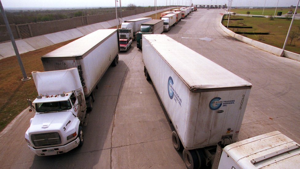 El TLCAN tiene un flujo comercial equivalente a US$1 millón por minuto. Camiones en la frontera México-EE.UU.