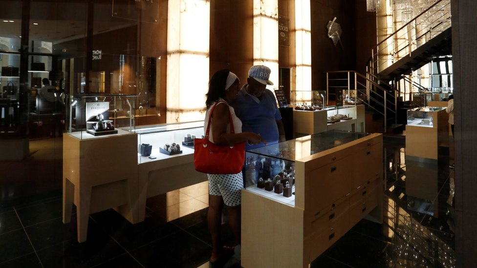 Hay relojes Longines y Bulgari, y joyas a la venta que cuestan más de US$10,000, cifra que está mucho más allá del presupuesto anual de muchas familias cubanas. Una pareja de cubanos mirando relojes