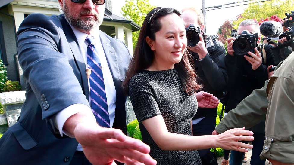 Финансовый директор Huawei Technologies Мэн Ваньчжоу в сопровождении службы безопасности покидает свой дом 8 мая 2019 г. в Ванкувере