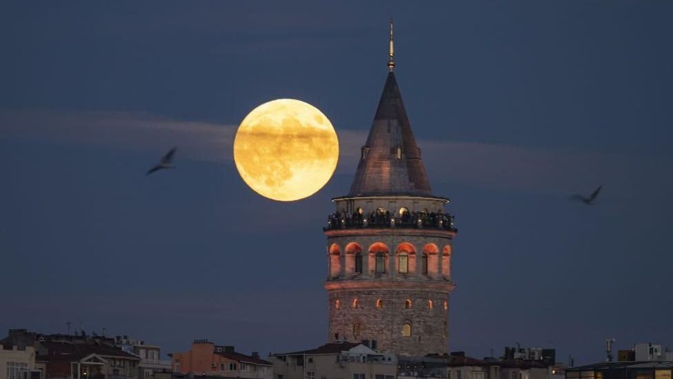 Mesec izlazi iza tornja Galata u Istanbulu