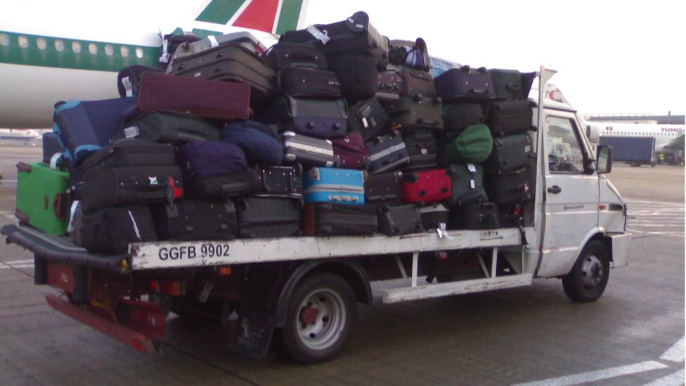 La mayoría de los pacientes infectados de malaria en Europa trabajaban o vivían cerca del aeropuerto y los contagios tuvieron lugar en los meses de verano. Camión de carga en el aeropuerto