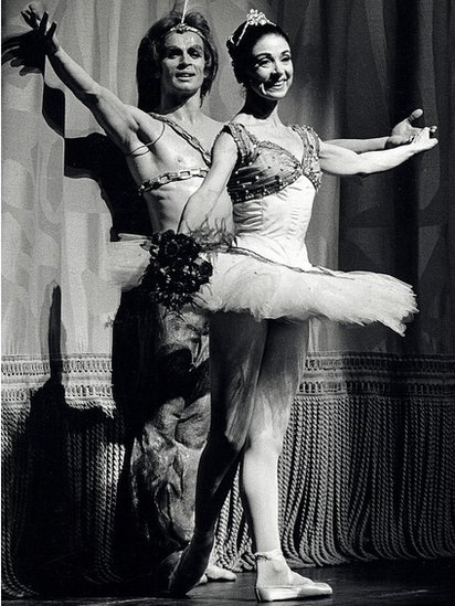 Alicia Alonso junto a Rudolf Nureyev durante una presentación en Nueva York en 1975.