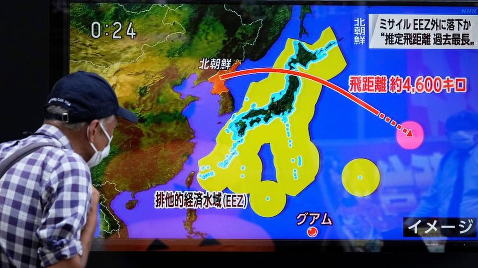 Informe en Japón del lanzamiento de un misil balístico de Corea del Norte en octubre, 2022