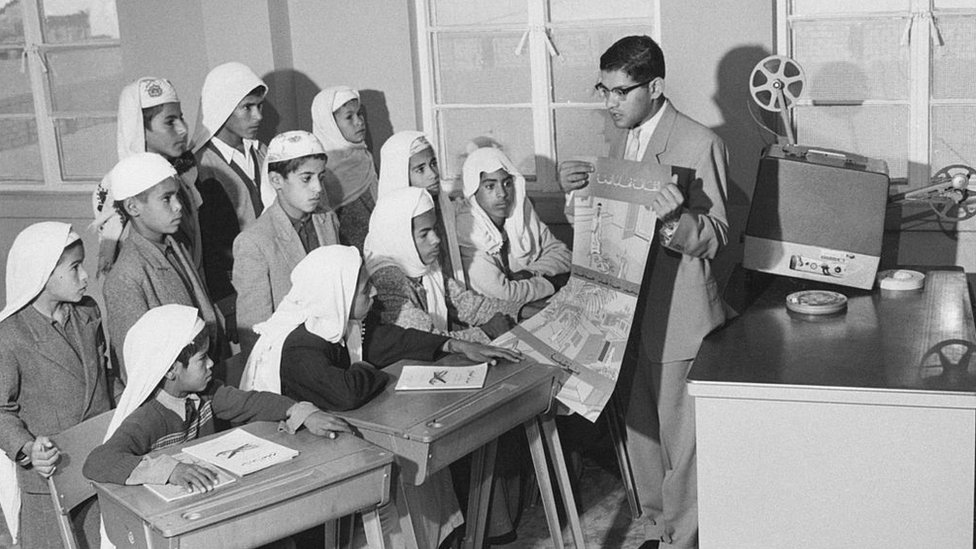 Los hijos de los empleados de Aramco reciben clases desde hace décadas en las 11 escuelas que la compañía gestiona en Dhahran. Escuela de Aramco. Foto tomada en 1955.
