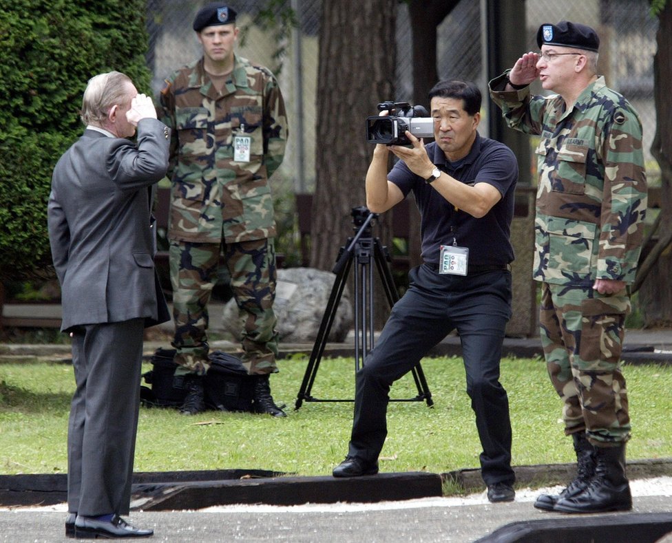 Чарльз Дженкинс приветствует подполковника Пола Нигара, когда он возвращается под военный контроль США в лагере Зама в Японии 11 сентября 2004 года.