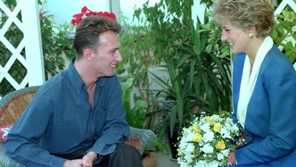 Принцесса Уэльская встречает пациента Майкла Келли в больнице Милдмей в восточном Лондоне, ноябрь 1991 г.