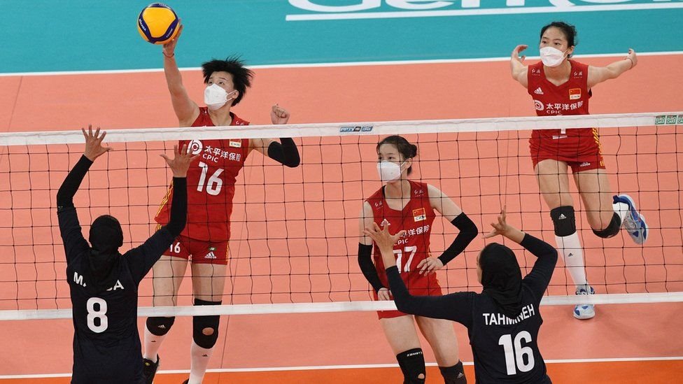 ارتدت لاعبات المنتخب الصيني أقنعة خلال الشوط الأول من مباراة الصين أمام إيران في كأس آسيا