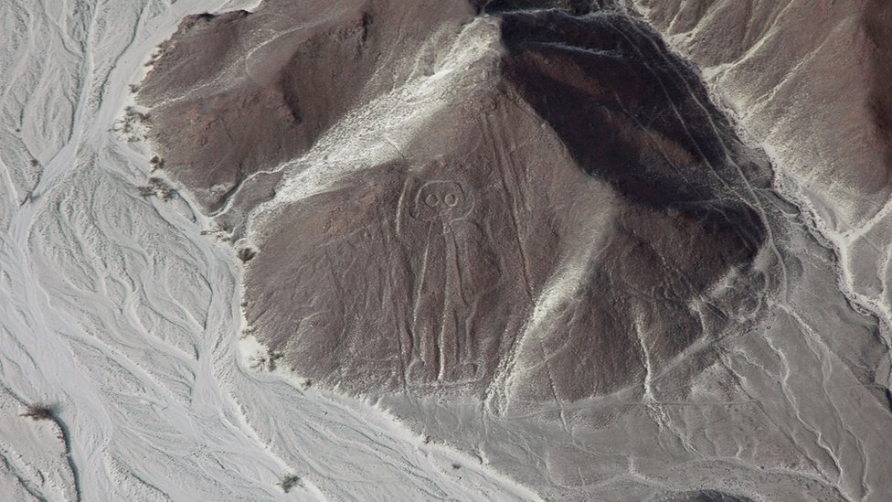 También hay figuras antropomorfas entre las líneas. Figura antropomorfa en las líneas de Nasca