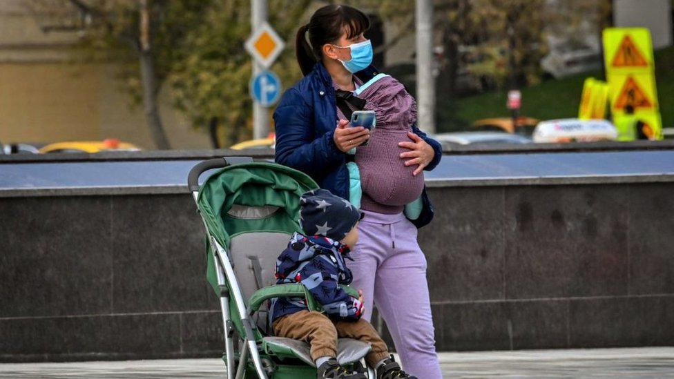 Una mujer y su hijo en Moscú