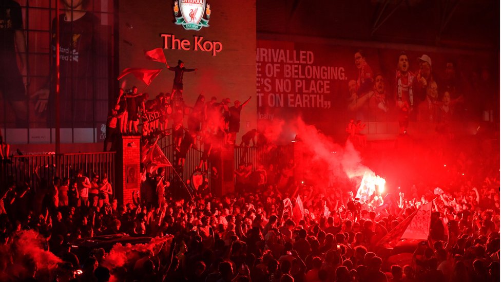 Толпа фанатов "Ливерпуля" перед "Копом" празднует победу в Премьер-лиге
