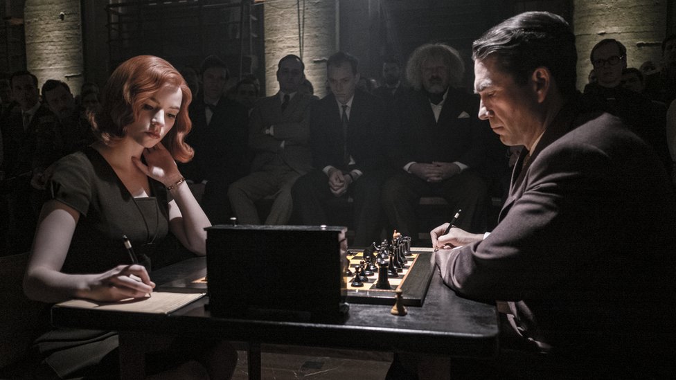 Imagen de una partida de ajedrez de la serie Gambito de dama.