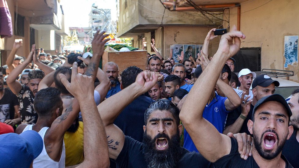 غضب خلال تشييع جنازة أحد ضحايا القارب اللبناني الغارق من سكان مخيم نهر البارد في طرابلس اللبنانية