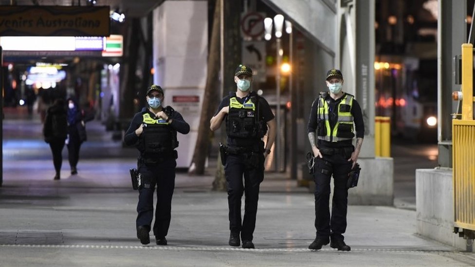 Офицеры патрулируют центр Мельбурна 2 августа 2020 года после введения комендантского часа