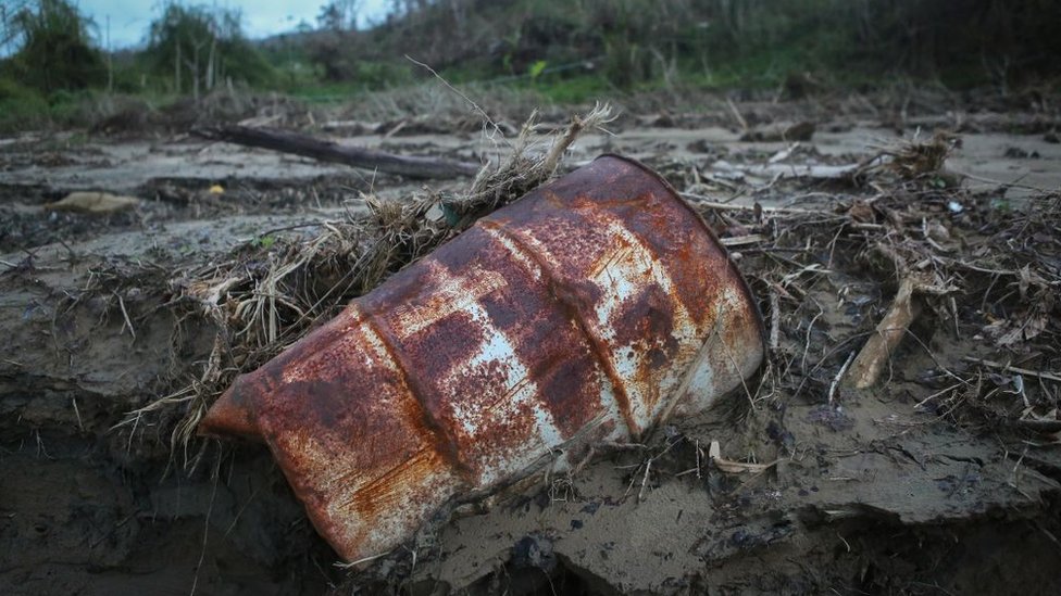 La identificación rápida de materiales tóxicos es clave. Un barril en una playa de Puerto Rico luego del paso por el huracán María