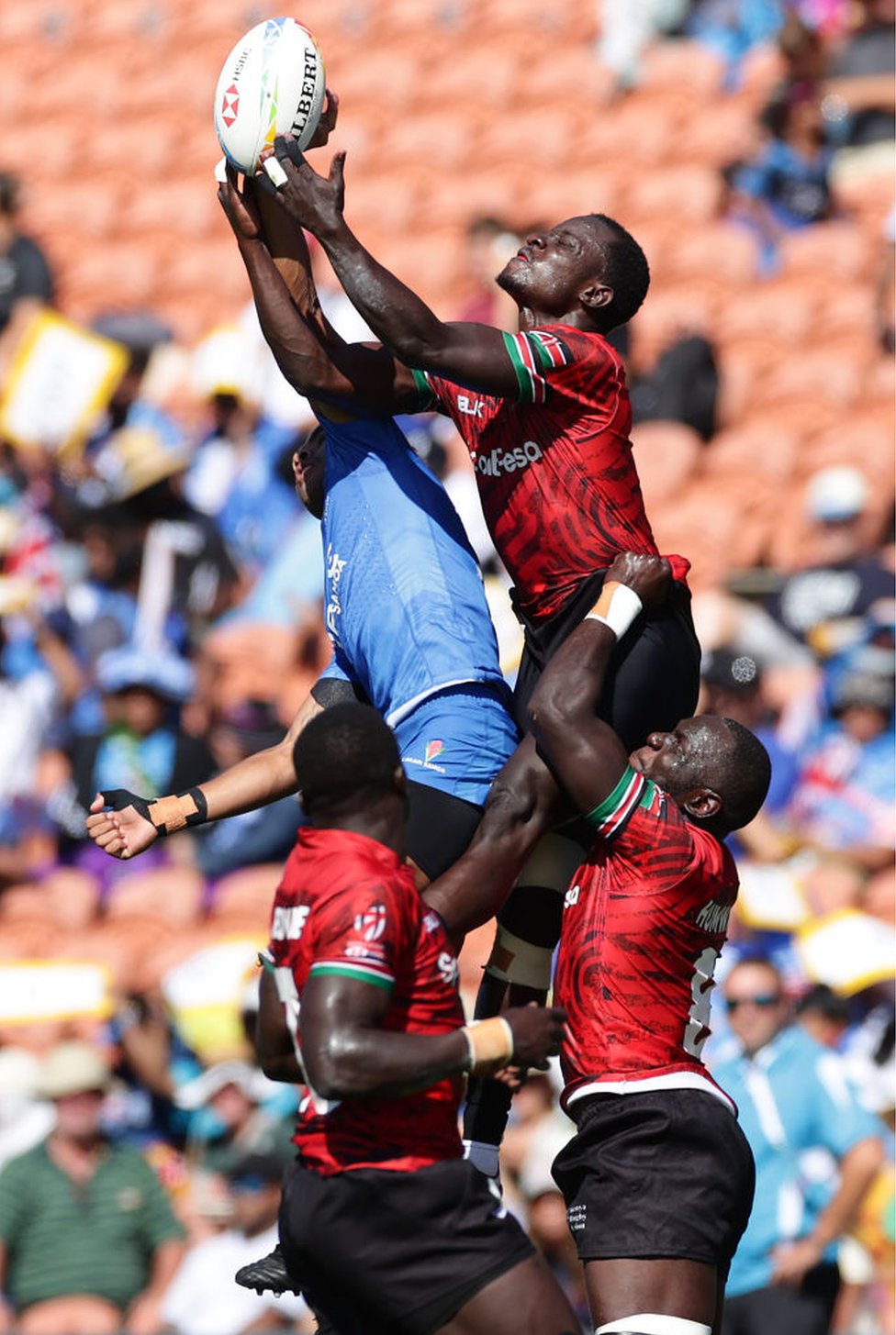 لاعبو "رغبي" من كينيا وساموا يمسكون بالكرة في مباراة "السباعي" بين البلدين في نيوزيلندة.