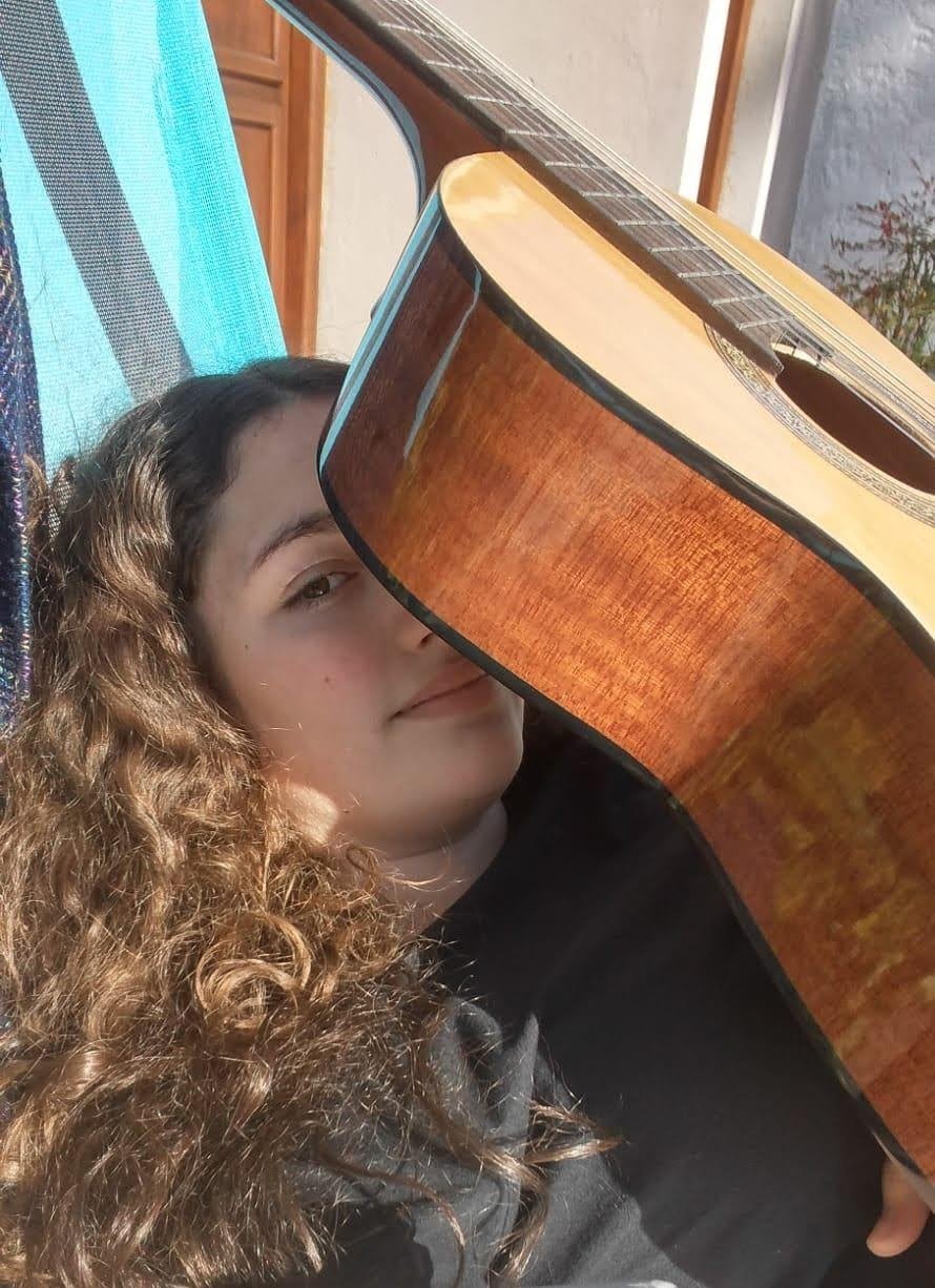 María Paz con una guitarra