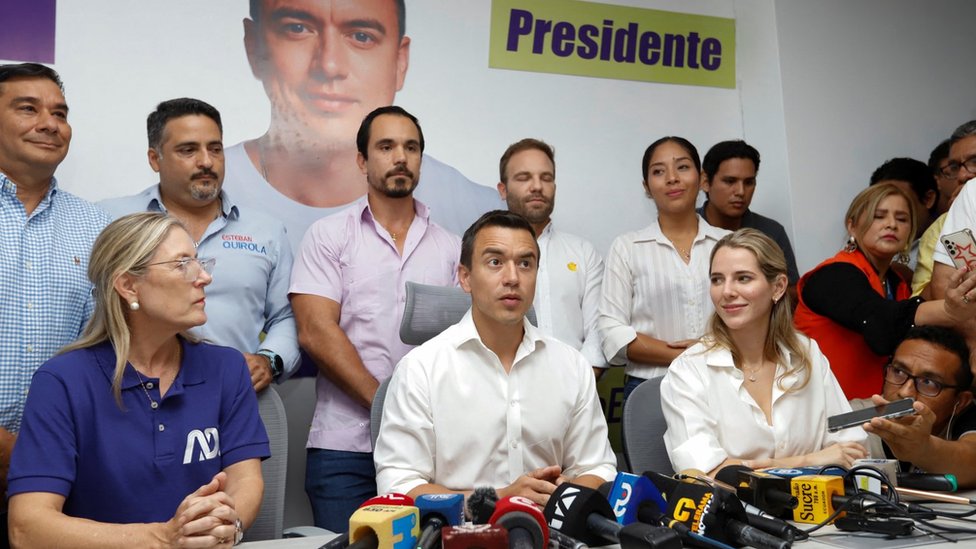 Ecuadorean presidential candidate Daniel Noboa (centre) at a briefing in Guayaquil. Photo: 20 August 2023