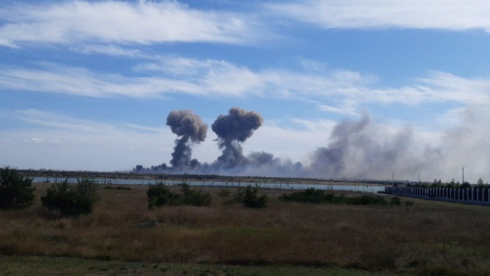 دخان متصاعد من جهة مهبط الطائرات العسكرية في مدينة نوفوفيدوريفكا.