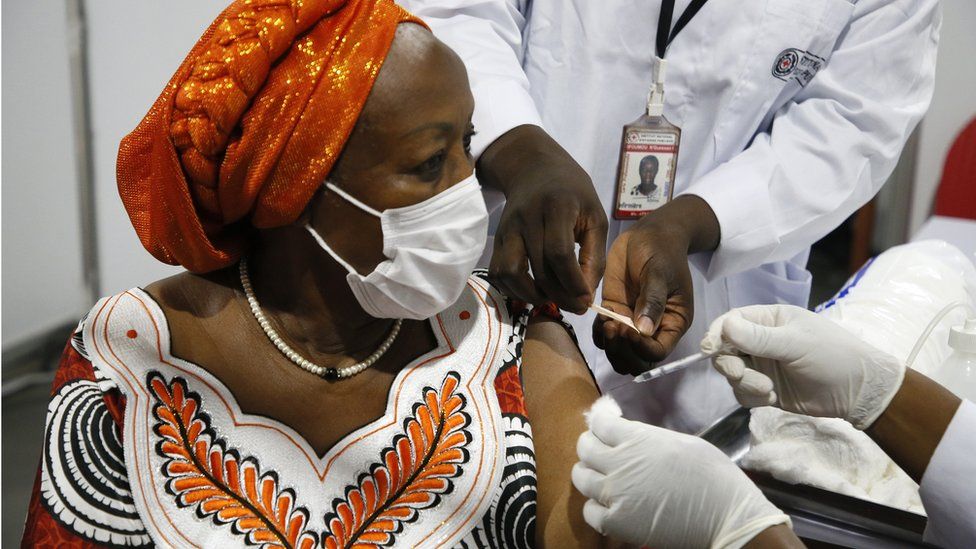 Una mujer se vacuna