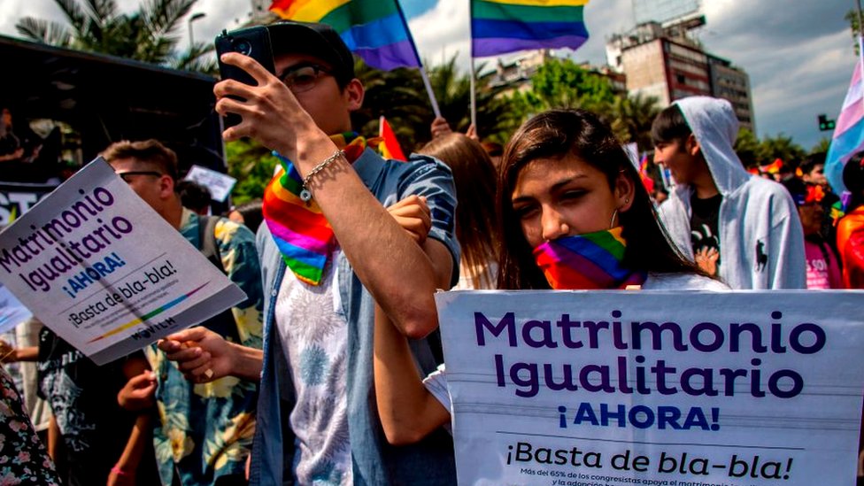 Manifestantes a afvor dle matrimonio igualitario en Chile.