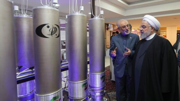 الرئيس الايراني حسن روحاني (يمين) يتفقد التكنولوجيا النووية في طهران، 9 أبريل/نيسان 2019