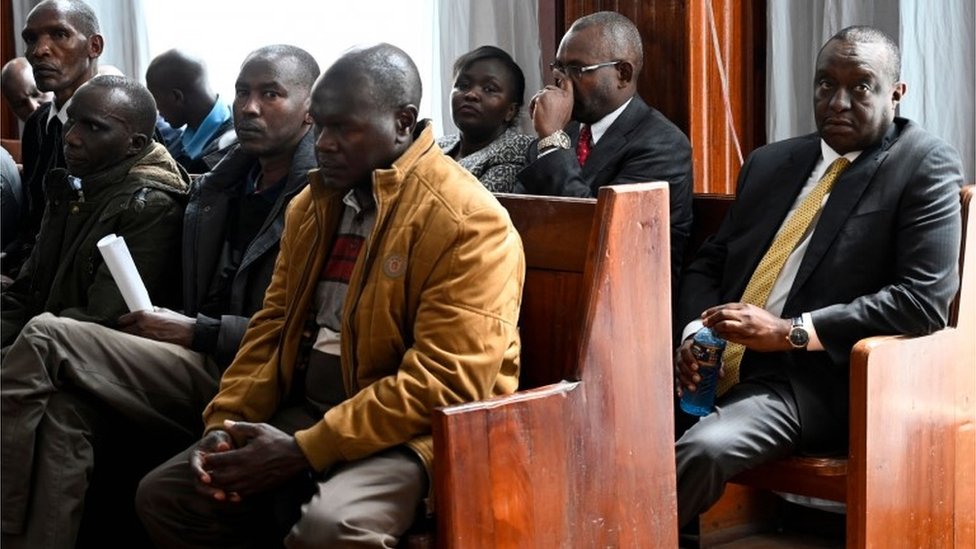 Генри Ротич (правый задний ряд) сидит в суде Милимани в Найроби, когда он присутствует на слушании по делу о коррупции, 23 июля 2019 г.