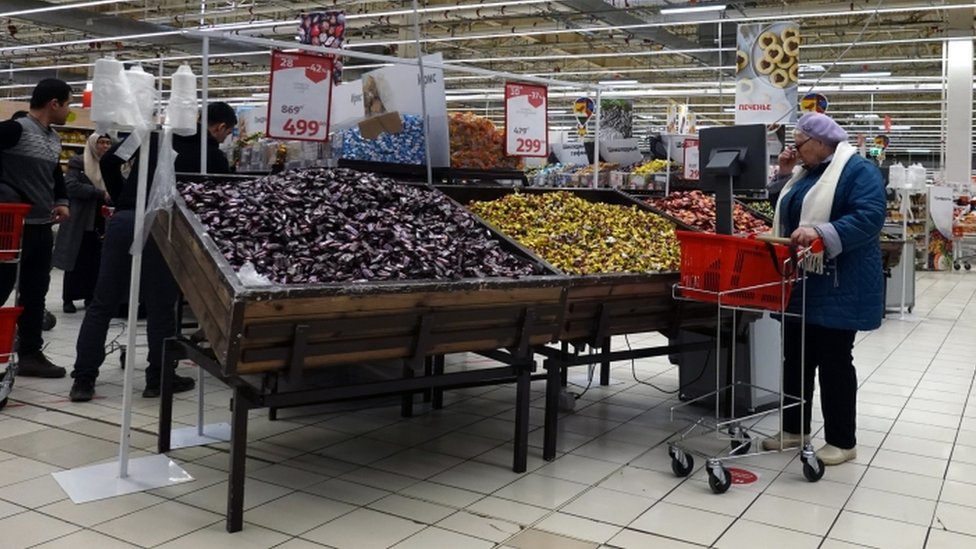Compradores en un supermercado en Moscú