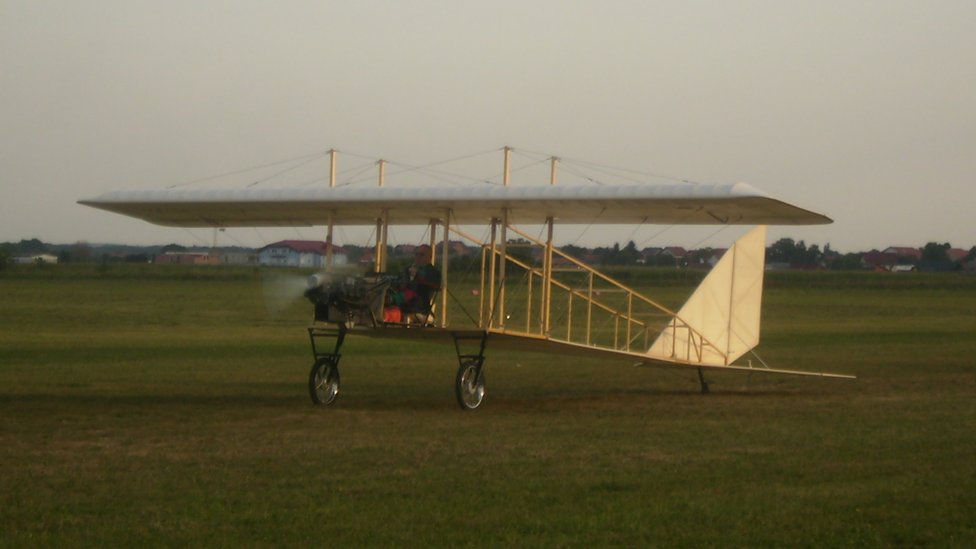 Marijan Ivanček upravlja replikom Penkalinog aviona